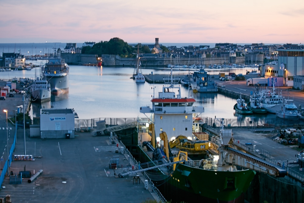 Der Handelshafen von Concarneau in der Morgenröte