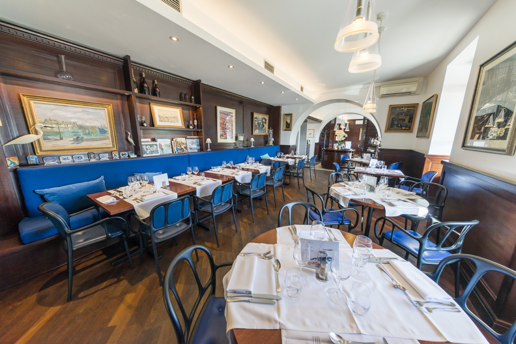 Vue sur la salle du restaurant L'Amiral